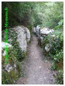 Forêt de Nébias, roches formant un chemin